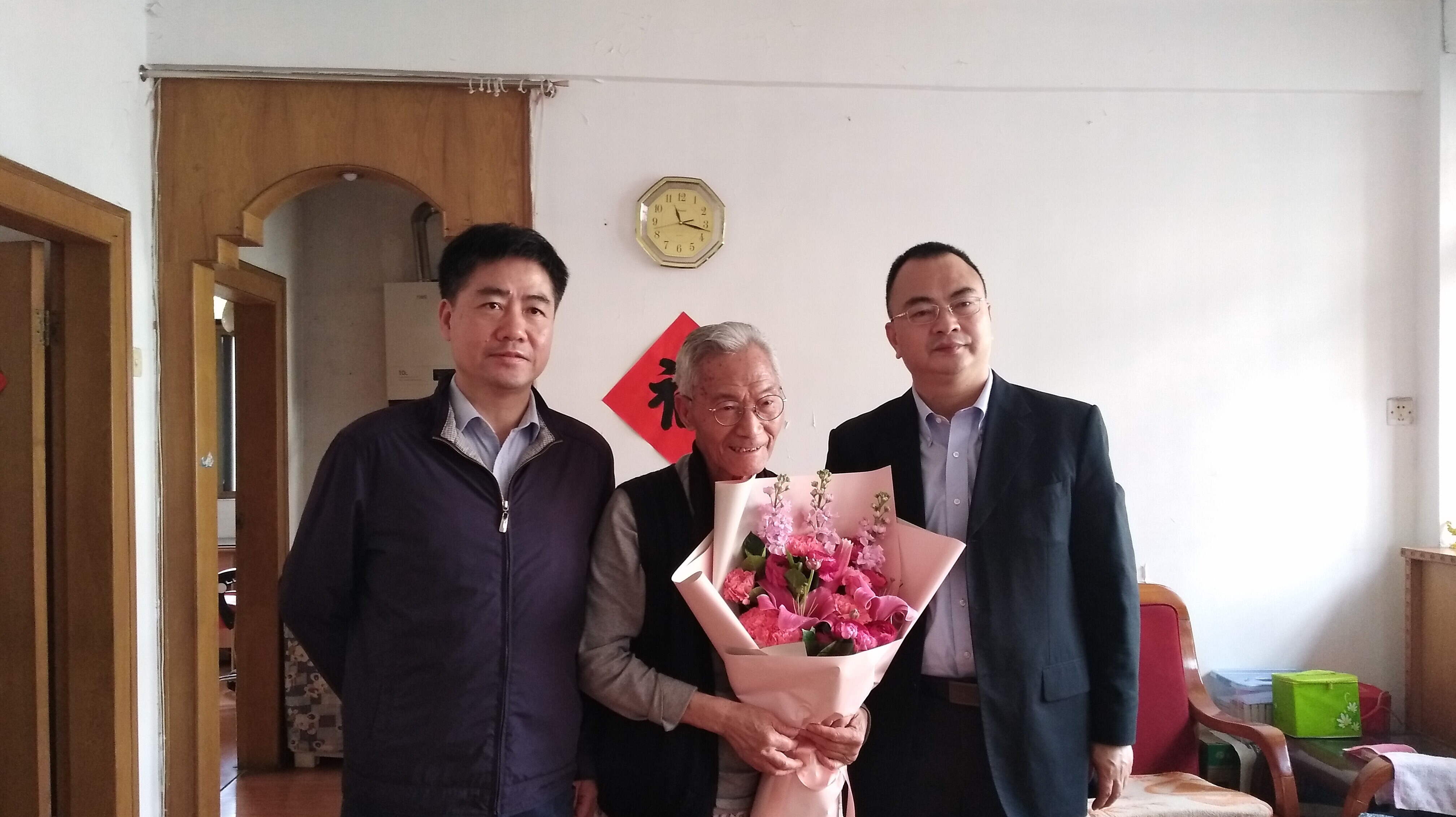 陈广浩看望退休劳模.jpg